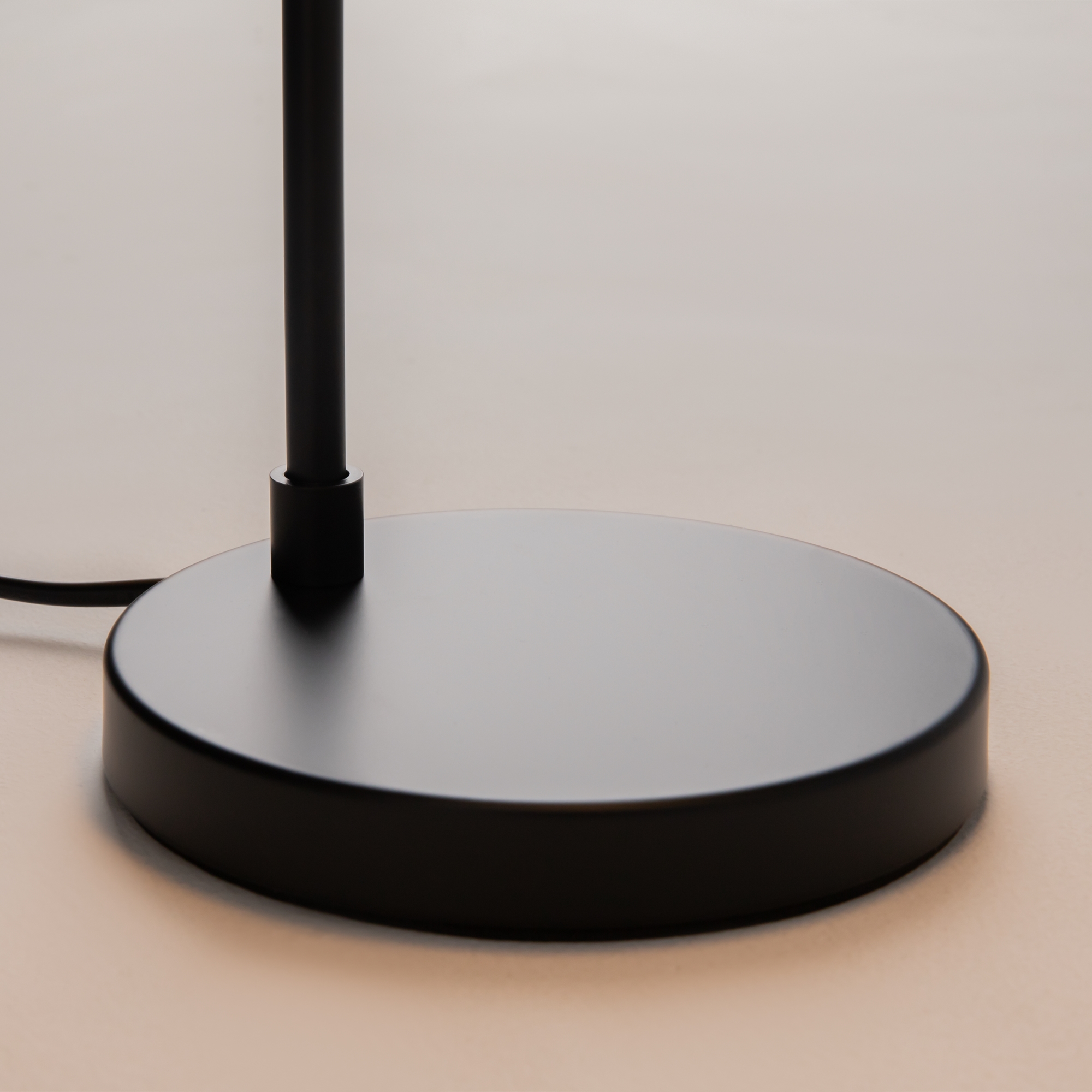 Настольный светильник Maytoni MOD070TL-L8B3K